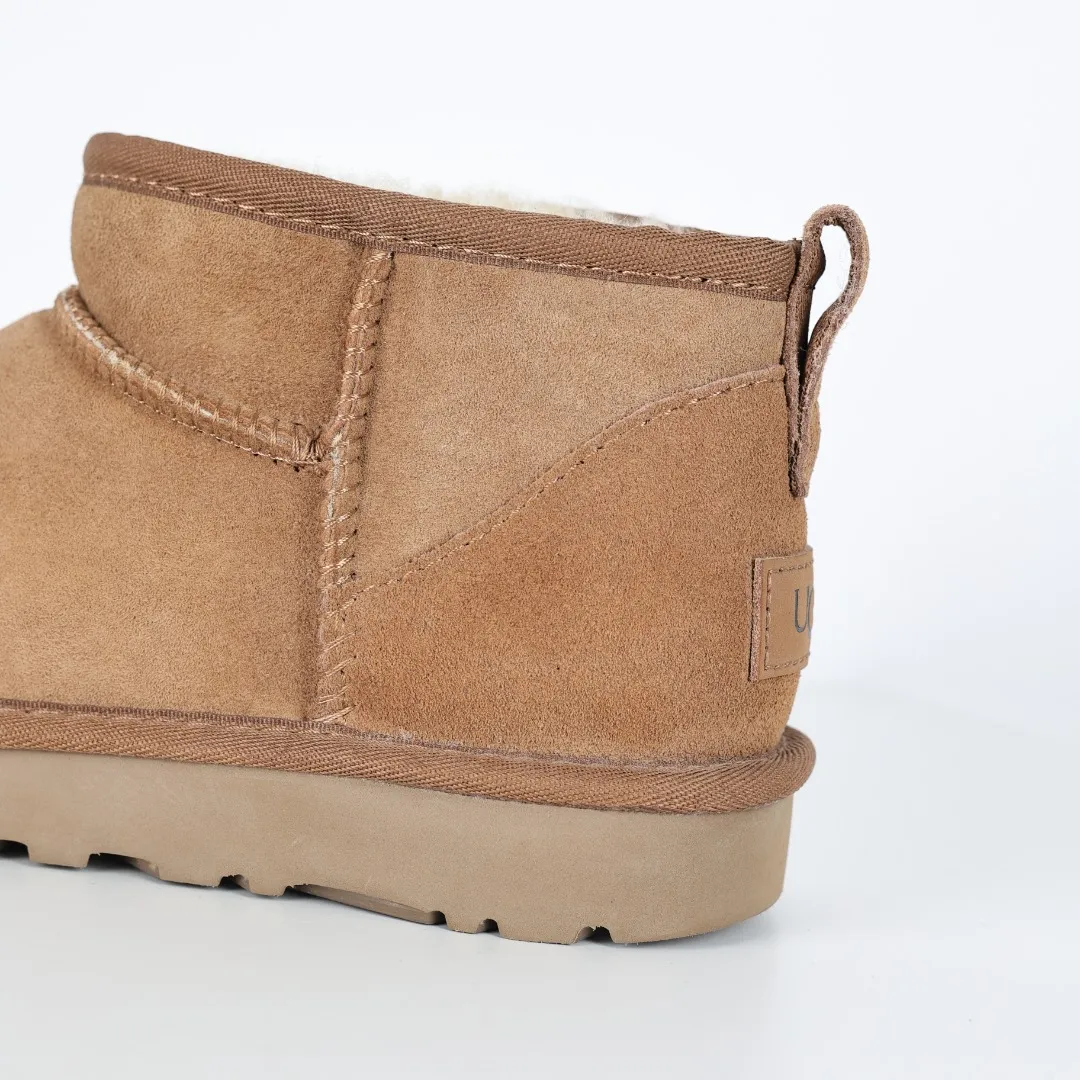 Pick up locally 💰480, core recommendation, good price UGG Classic MiNi basic low-top series, Xiaohongshu hot model, Henan Longfeng leather production, sheepskin integrated, top quality in the market, 2-3 cm cashmere insole, keeping warm in winter, suitable for home use. In the new year, uug launched a style series, which is partially biased towards the preferences of young consumers, and has also moved to the forefront of fashion trends. Shoe body material, water-repellent coated suede upper 17mm UGGPURE™ implanted wool insole Lightweight non-slip comfortable rubber outsole With brand LOGO Trademark Comes with full packaging Size: 35 36 37 38 39 40